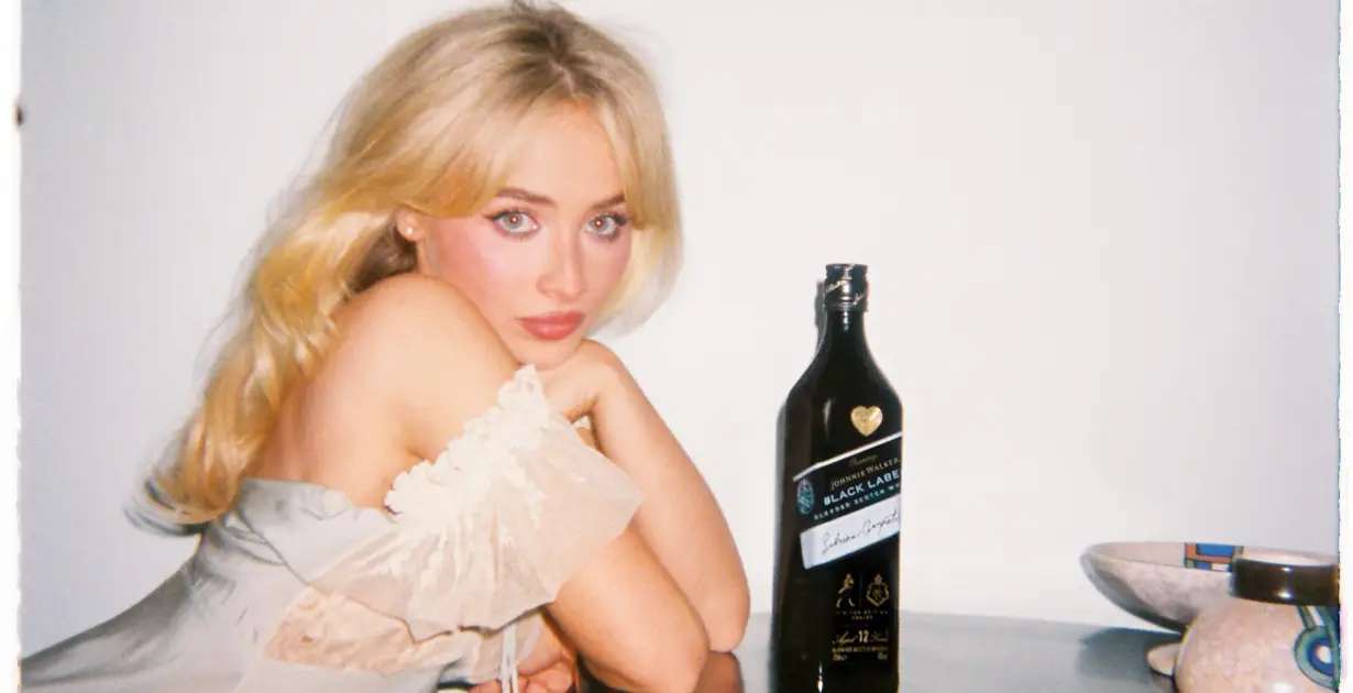 Johnnie Walker y Sabrina Carpenter